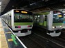 JR山手線。左が外回り、右が内回り＝浜松町駅で2019年4月25日、小座野容斉撮影