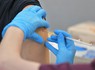新型コロナウイルスのワクチン接種を受ける男性＝東京都港区で2022年9月、幾島健太郎撮影