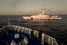 南シナ海で、補給に向かうフィリピンの船舶を妨害する中国海警局の船舶＝2024年3月5日、ロイター