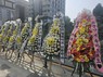 大手芸能事務所「HYBE」の前に設置された葬式用の花輪＝ソウルで2024年5月4日午後3時25分、日下部元美撮影
