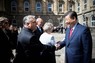 中国の習近平国家主席（右）と握手するハンガリーのオルバン首相＝ブダペストで9日、ロイター