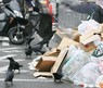 路上に置かれているごみに群がるカラス＝東京都新宿区歌舞伎町で2005年10月29日午前7時16分、尾籠章裕撮影