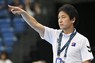 ハンドボール女子のパリ五輪世界最終予選で指揮を執る日本の楠本監督＝ハンガリー・デブレツェンで4月、MTI提供・AP共同