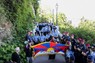 習近平・中国国家主席のハンガリー訪問に合わせ、チベット自治区の「同化政策」に抗議する人たちと警戒する警察官＝ブダペストで2024年5月9日、ロイター