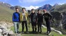 ヒマラヤで高山植物の撮影を続ける嬬恋村の佐藤重雄さん（中央）とガイドら。2023年7月には標高4700メートルにあるマッチェルモ展望台を訪れた＝佐藤さん提供