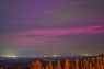 低緯度オーロラの影響でピンクに染まる北西の空＝北海道美幌町で2024年5月11日午後8時29分、貝塚太一撮影