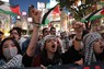 パレスチナ自治区ガザ地区への攻撃を続けるイスラエルに抗議の声を上げ行進する人たち＝東京都渋谷区で2024年5月11日午後7時3分、和田大典撮影
