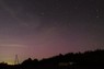 岩手県住田町付近で撮影された北方向の空。空が赤っぽく染まっており、オーロラの影響とみられる＝2024年5月11日午後8時半ごろ、天文愛好家の山崎貴さん撮影