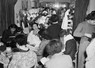大勢の客で混雑する美容室＝東京都内で1954年1月ごろ撮影