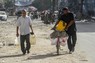 ジャバリア難民キャンプから避難する住民たち＝パレスチナ自治区ガザ地区ガザ市で2024年5月12日、ロイター