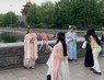 行楽地で「漢服」などの伝統衣装を着て写真撮影を楽しむ人たち＝北京市で2024年4月28日、、岡崎英遠撮影
