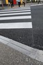 福岡市が設計した段差のない歩道（手前）。車道との境目には視覚障害者の目印となる高さ5ミリの帯状の突起を設置した＝同市中央区舞鶴1で2024年5月14日午後5時10分、下原知広撮影