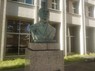 ヘボンが創立した明治学院大学構内に立つ胸像＝東京都港区白金台の同大で2024年5月16日