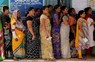 投票所に列をつくる女性たち＝インド南部テランガナ州で2024年5月13日、ロイター