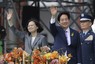 台湾総統の就任式で市民に手を振る頼清徳氏（中央）と蔡英文氏（左）＝台北市で20日、AP