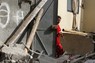 イスラエルの空爆で破壊された家を見つめるパレスチナの少女＝パレスチナ自治区ガザ地区南部ラファで2024年5月20日、ロイター