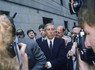 米東部ニューヨークで、連邦裁判所を後にするアイバン・ボウスキーさん（中央）＝1987年4月24日、AP