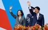 並んで手を振る、台湾の頼清徳新総統（右）と蔡英文前総統＝台北で2024年5月20日、ロイター