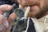 大麻を吸う男性。米国では大麻の常用者が増えている＝ニューヨークで2022年12月29日、AP