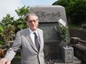 啄木一族の墓を訪れたキーンさん＝北海道函館市で2012年7月21日撮影（ドナルド・キーン記念財団提供）