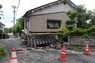 3日の地震で倒壊したとみられる家屋。道路を塞ぎ、車が通行できなくなった＝石川県輪島市二ツ屋町で2024年6月3日午後0時36分、木谷郁佳撮影