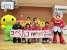 神戸市立灘の浜小学校を訪れた（前列左から）井関、船曳、福西、高橋ら神戸の選手、スタッフら
