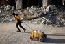 水を運ぶパレスチナ人の子ども＝パレスチナ自治区ガザ地区で2024年6月3日、ロイター