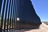 メキシコ国境に築かれた「国境の壁」＝米西部アリゾナ州サセイブで2024年5月25日、秋山信一撮影