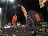「秋田竿燈まつり」で重い竿燈を持ち上げる差し手ら＝秋田市で2023年8月、工藤哲撮影
