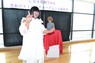 イリュージョンを披露するロバートの秋山竜次さん＝鳥取市役所で2024年6月4日午後1時39分、渕脇直樹撮影
