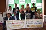 第16回大会で優勝した泉田琴菜（写真中央）を祝福する協賛社のメンバー