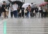 降り続く雨の中、傘を差して歩く人たち＝名古屋市中村区で2024年5月28日、兵藤公治撮影