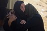 イスラエルの空爆で殺害されたパレスチナ人の葬儀で嘆き悲しむ人＝パレスチナ自治区ガザ地区南部ハンユニスで7月24日、ロイター　　