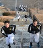 公園の階段を駆け上がる石橋の選手たち＝宇都宮市で2020年12月29日、森野俊撮影