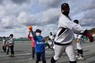 子どもたちにボールの投げ方を指導する三島南の選手＝静岡県三島市内で2020年12月19日、岸本悠撮影