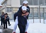 各校練習でトレーニングをする水橋の選手（手前）。後方は一緒に練習に参加する3年生＝富山市の水橋高で2020年12月17日午後、安田光高撮影