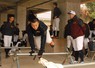 山本翔監督（右）が見守る中、サーキットトレーニングに励む矢上の選手たち＝島根県邑南町で2020年12月24日、野村和史撮影
