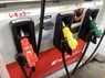 ガソリンスタンドの給油機＝東京都内で2022年1月、米田堅持撮影