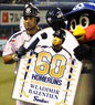 2013年10月4日、阪神戦で60号本塁打を放ち、記念ボードを掲げるヤクルトのウラディミール・バレンティン＝神宮球場で矢頭智剛撮影