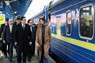 キーウ中央駅に到着した岸田文雄首相（手前左）＝ウクライナ・キーウで2023年3月21日（内閣広報室提供）