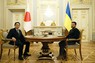ウクライナのゼレンスキー大統領（右）と会談する岸田文雄首相＝ウクライナ・キーウで2023年2月21日、内閣広報室提供