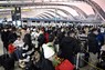 年末年始を海外で過ごす人たちで混雑する国際線の出発ロビー＝関西国際空港で2023年12月28日午前10時29分、川平愛撮影