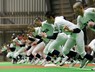 室内練習場で繰り返しダッシュする北海の選手たち＝札幌市東区で2024年2月3日、貝塚太一撮影