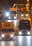 深夜の高速道路を走るトラック＝大阪府高槻市で2014年5月25日、幾島健太郎撮影（一部画像を加工しています）