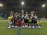 体験会終了後、参加した子供たちと記念撮影したアグラレスサッカーアカデミーのコーチ陣（スクール提供）