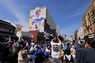 お披露目された大谷翔平選手の巨大壁画を撮影する人々＝米ロサンゼルスで2024年3月27日、ロイター