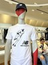 200着限定で販売されたニューバランスの大谷Tシャツの白バージョン（撮影・柳原　直之）