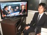 2011年、東大野球部の先輩で当時NHKの大越健介キャスター（TV画面左）の番組「ニュースウオッチ9」を見る中村信博さん