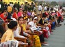 軍事パレードの開始を待つ民族衣装の女性ら＝ミャンマーの首都ネピドーで2024年3月27日、武内彩撮影