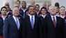 米サッカー代表の選手らとの写真撮影に臨むオバマ大統領（当時、中央）、バイデン副大統領（同、左）、クリントン元大統領＝ワシントンで2010年5月27日